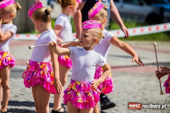 Zdjęcie w galerii na portalu naszraciborz.pl: Śląsk Kraina Wielu Kultur - barwny korowód przeszedł z Rynku na raciborski zamek wiadomości z regionu