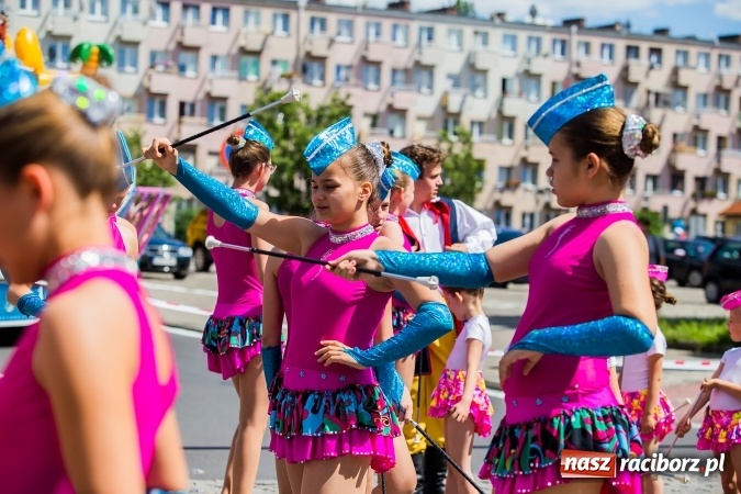 Zdjęcie w galerii na portalu naszraciborz.pl: Śląsk Kraina Wielu Kultur - barwny korowód przeszedł z Rynku na raciborski zamek wiadomości z regionu