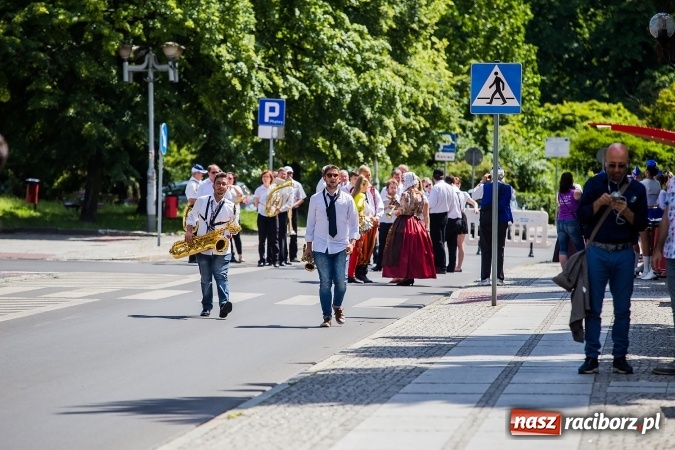 Zdjęcie w galerii na portalu naszraciborz.pl: Śląsk Kraina Wielu Kultur - barwny korowód przeszedł z Rynku na raciborski zamek wiadomości z regionu