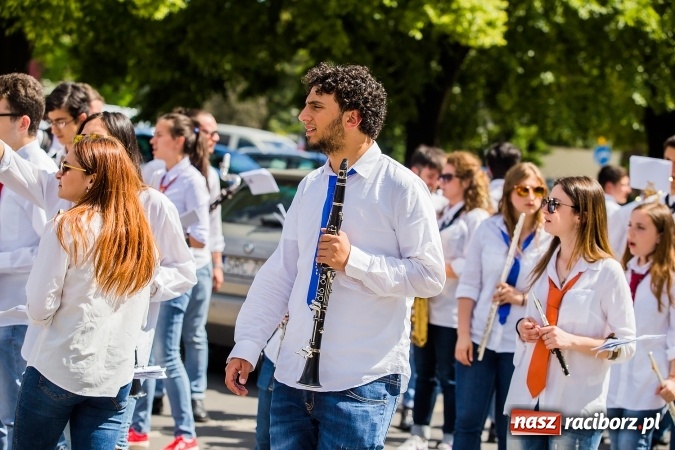 Zdjęcie w galerii na portalu naszraciborz.pl: Śląsk Kraina Wielu Kultur - barwny korowód przeszedł z Rynku na raciborski zamek wiadomości z regionu
