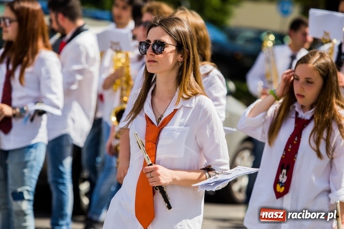 Zdjęcie w galerii na portalu naszraciborz.pl: Śląsk Kraina Wielu Kultur - barwny korowód przeszedł z Rynku na raciborski zamek wiadomości z regionu