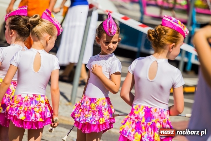 Zdjęcie w galerii na portalu naszraciborz.pl: Śląsk Kraina Wielu Kultur - barwny korowód przeszedł z Rynku na raciborski zamek wiadomości z regionu