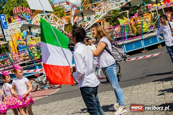 Zdjęcie w galerii na portalu naszraciborz.pl: Śląsk Kraina Wielu Kultur - barwny korowód przeszedł z Rynku na raciborski zamek wiadomości z regionu