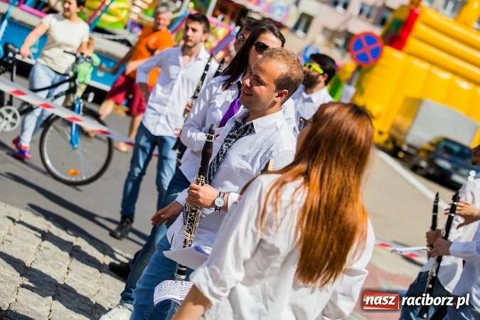 Zdjęcie w galerii na portalu naszraciborz.pl: Śląsk Kraina Wielu Kultur - barwny korowód przeszedł z Rynku na raciborski zamek wiadomości z regionu