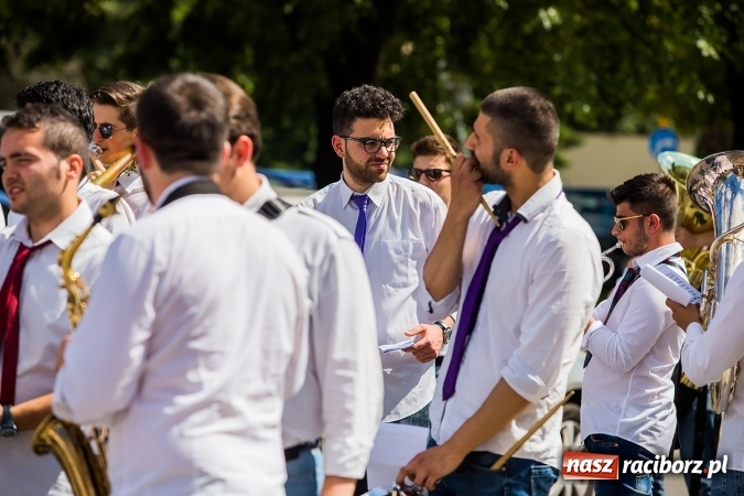 Zdjęcie w galerii na portalu naszraciborz.pl: Śląsk Kraina Wielu Kultur - barwny korowód przeszedł z Rynku na raciborski zamek wiadomości z regionu