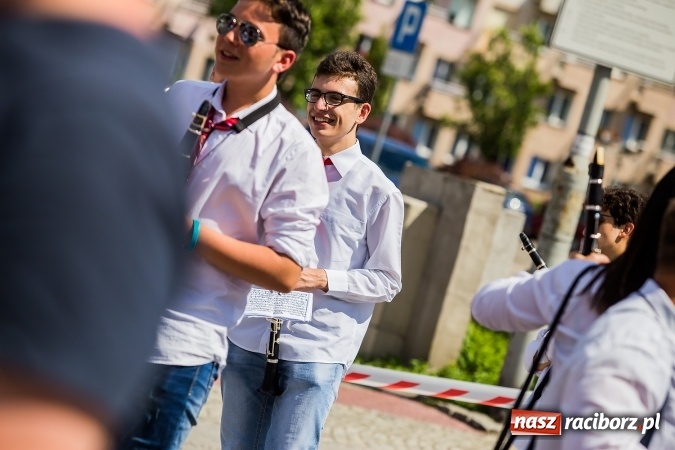 Zdjęcie w galerii na portalu naszraciborz.pl: Śląsk Kraina Wielu Kultur - barwny korowód przeszedł z Rynku na raciborski zamek wiadomości z regionu