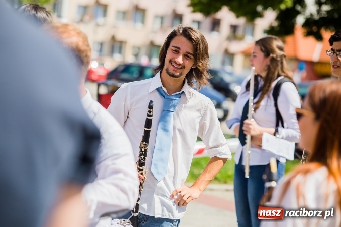 Zdjęcie w galerii na portalu naszraciborz.pl: Śląsk Kraina Wielu Kultur - barwny korowód przeszedł z Rynku na raciborski zamek wiadomości z regionu