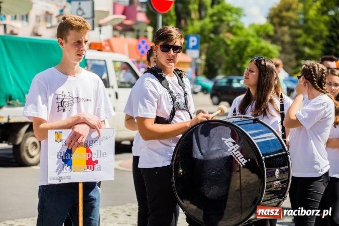Zdjęcie w galerii na portalu naszraciborz.pl: Śląsk Kraina Wielu Kultur - barwny korowód przeszedł z Rynku na raciborski zamek wiadomości z regionu