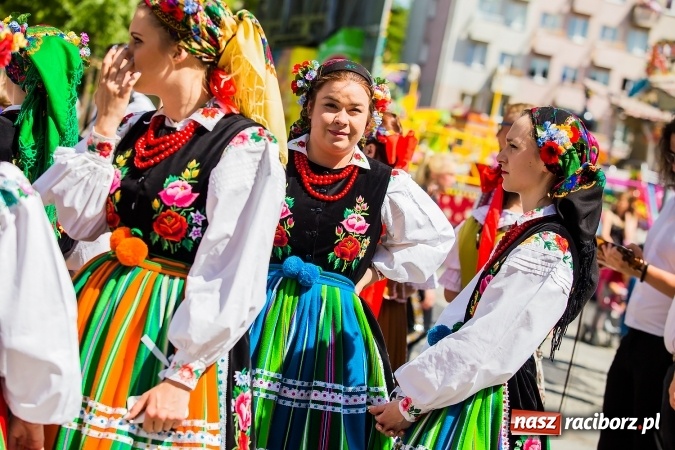 Zdjęcie w galerii na portalu naszraciborz.pl: Śląsk Kraina Wielu Kultur - barwny korowód przeszedł z Rynku na raciborski zamek wiadomości z regionu