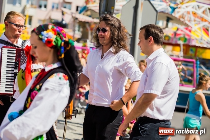 Zdjęcie w galerii na portalu naszraciborz.pl: Śląsk Kraina Wielu Kultur - barwny korowód przeszedł z Rynku na raciborski zamek wiadomości z regionu