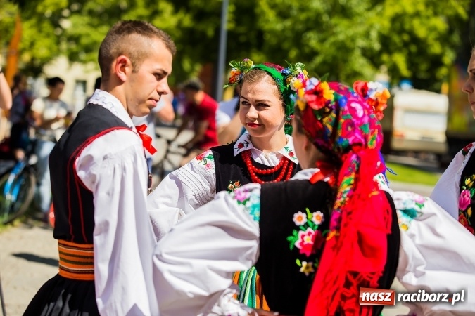 Zdjęcie w galerii na portalu naszraciborz.pl: Śląsk Kraina Wielu Kultur - barwny korowód przeszedł z Rynku na raciborski zamek wiadomości z regionu