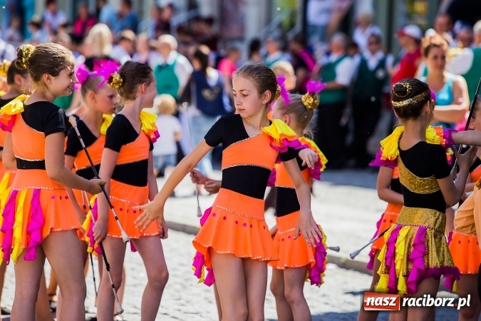 Zdjęcie w galerii na portalu naszraciborz.pl: Śląsk Kraina Wielu Kultur - barwny korowód przeszedł z Rynku na raciborski zamek wiadomości z regionu