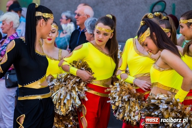 Zdjęcie w galerii na portalu naszraciborz.pl: Śląsk Kraina Wielu Kultur - barwny korowód przeszedł z Rynku na raciborski zamek wiadomości z regionu