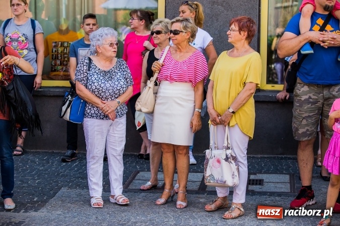 Zdjęcie w galerii na portalu naszraciborz.pl: Śląsk Kraina Wielu Kultur - barwny korowód przeszedł z Rynku na raciborski zamek wiadomości z regionu