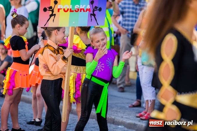 Zdjęcie w galerii na portalu naszraciborz.pl: Śląsk Kraina Wielu Kultur - barwny korowód przeszedł z Rynku na raciborski zamek wiadomości z regionu