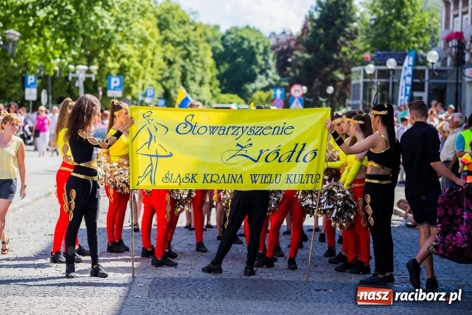 Zdjęcie w galerii na portalu naszraciborz.pl: Śląsk Kraina Wielu Kultur - barwny korowód przeszedł z Rynku na raciborski zamek wiadomości z regionu