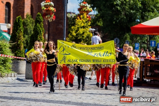 Zdjęcie w galerii na portalu naszraciborz.pl: Śląsk Kraina Wielu Kultur - barwny korowód przeszedł z Rynku na raciborski zamek wiadomości z regionu
