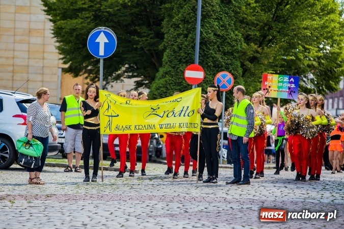 Zdjęcie w galerii na portalu naszraciborz.pl: Śląsk Kraina Wielu Kultur - barwny korowód przeszedł z Rynku na raciborski zamek wiadomości z regionu