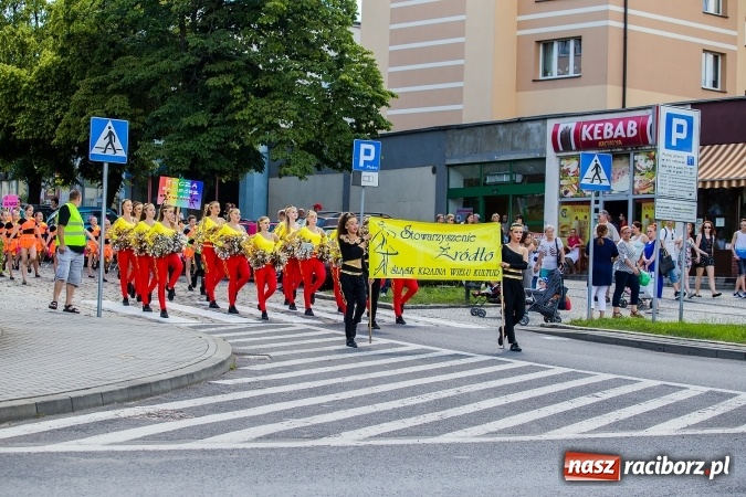 Zdjęcie w galerii na portalu naszraciborz.pl: Śląsk Kraina Wielu Kultur - barwny korowód przeszedł z Rynku na raciborski zamek wiadomości z regionu