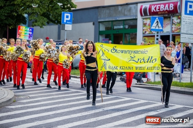 Zdjęcie w galerii na portalu naszraciborz.pl: Śląsk Kraina Wielu Kultur - barwny korowód przeszedł z Rynku na raciborski zamek wiadomości z regionu