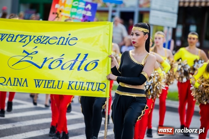Zdjęcie w galerii na portalu naszraciborz.pl: Śląsk Kraina Wielu Kultur - barwny korowód przeszedł z Rynku na raciborski zamek wiadomości z regionu