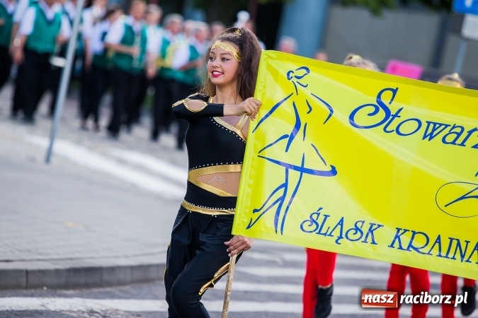 Zdjęcie w galerii na portalu naszraciborz.pl: Śląsk Kraina Wielu Kultur - barwny korowód przeszedł z Rynku na raciborski zamek wiadomości z regionu