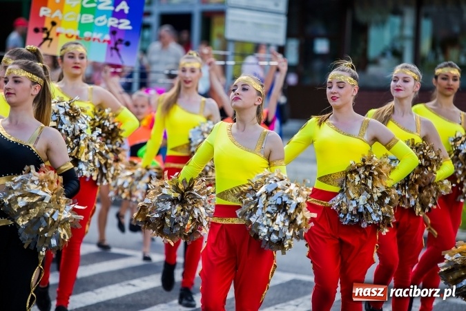 Zdjęcie w galerii na portalu naszraciborz.pl: Śląsk Kraina Wielu Kultur - barwny korowód przeszedł z Rynku na raciborski zamek wiadomości z regionu