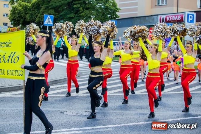 Zdjęcie w galerii na portalu naszraciborz.pl: Śląsk Kraina Wielu Kultur - barwny korowód przeszedł z Rynku na raciborski zamek wiadomości z regionu
