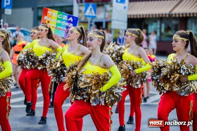 Zdjęcie w galerii na portalu naszraciborz.pl: Śląsk Kraina Wielu Kultur - barwny korowód przeszedł z Rynku na raciborski zamek wiadomości z regionu