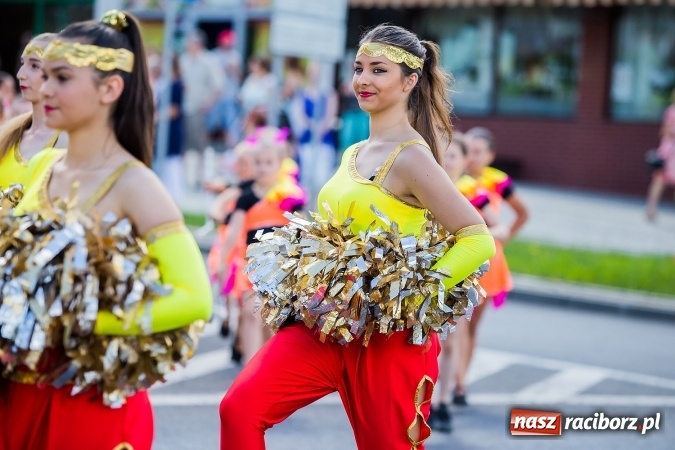 Zdjęcie w galerii na portalu naszraciborz.pl: Śląsk Kraina Wielu Kultur - barwny korowód przeszedł z Rynku na raciborski zamek wiadomości z regionu