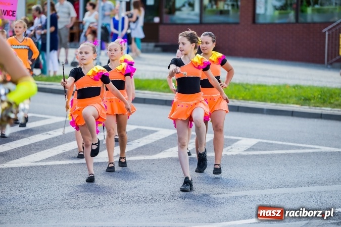 Zdjęcie w galerii na portalu naszraciborz.pl: Śląsk Kraina Wielu Kultur - barwny korowód przeszedł z Rynku na raciborski zamek wiadomości z regionu