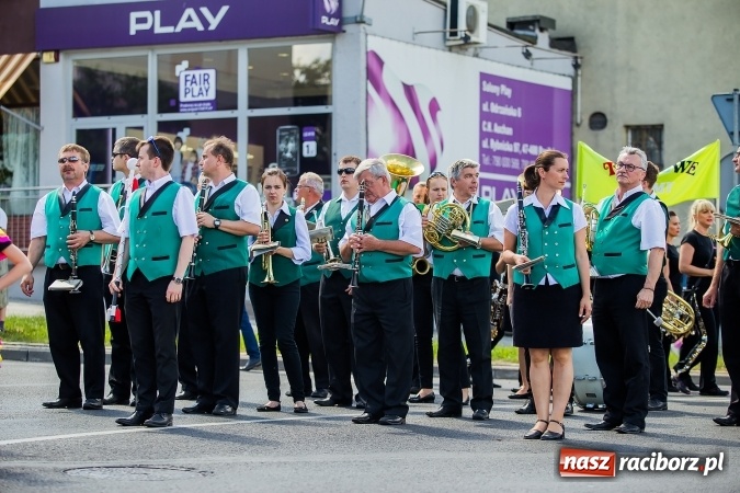 Zdjęcie w galerii na portalu naszraciborz.pl: Śląsk Kraina Wielu Kultur - barwny korowód przeszedł z Rynku na raciborski zamek wiadomości z regionu