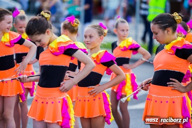 Zdjęcie w galerii na portalu naszraciborz.pl: Śląsk Kraina Wielu Kultur - barwny korowód przeszedł z Rynku na raciborski zamek wiadomości z regionu
