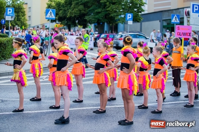 Zdjęcie w galerii na portalu naszraciborz.pl: Śląsk Kraina Wielu Kultur - barwny korowód przeszedł z Rynku na raciborski zamek wiadomości z regionu