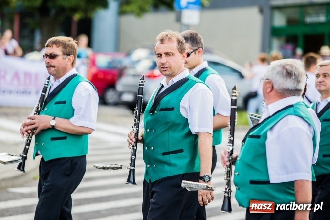 Zdjęcie w galerii na portalu naszraciborz.pl: Śląsk Kraina Wielu Kultur - barwny korowód przeszedł z Rynku na raciborski zamek wiadomości z regionu