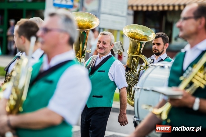 Zdjęcie w galerii na portalu naszraciborz.pl: Śląsk Kraina Wielu Kultur - barwny korowód przeszedł z Rynku na raciborski zamek wiadomości z regionu