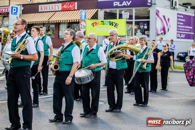 Zdjęcie w galerii na portalu naszraciborz.pl: Śląsk Kraina Wielu Kultur - barwny korowód przeszedł z Rynku na raciborski zamek wiadomości z regionu