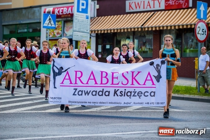 Zdjęcie w galerii na portalu naszraciborz.pl: Śląsk Kraina Wielu Kultur - barwny korowód przeszedł z Rynku na raciborski zamek wiadomości z regionu