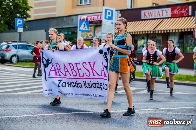 Zdjęcie w galerii na portalu naszraciborz.pl: Śląsk Kraina Wielu Kultur - barwny korowód przeszedł z Rynku na raciborski zamek wiadomości z regionu