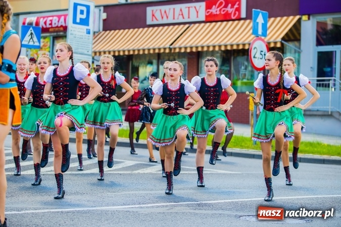 Zdjęcie w galerii na portalu naszraciborz.pl: Śląsk Kraina Wielu Kultur - barwny korowód przeszedł z Rynku na raciborski zamek wiadomości z regionu