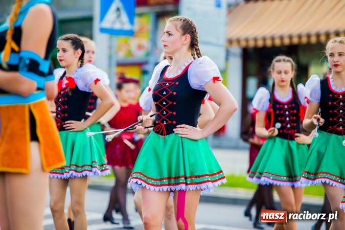 Zdjęcie w galerii na portalu naszraciborz.pl: Śląsk Kraina Wielu Kultur - barwny korowód przeszedł z Rynku na raciborski zamek wiadomości z regionu