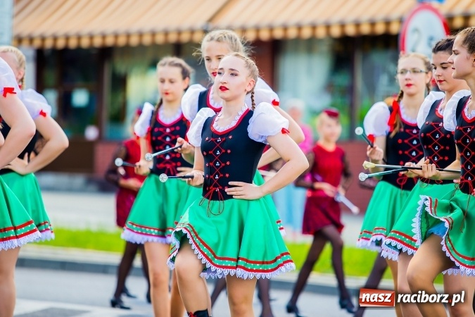 Zdjęcie w galerii na portalu naszraciborz.pl: Śląsk Kraina Wielu Kultur - barwny korowód przeszedł z Rynku na raciborski zamek wiadomości z regionu