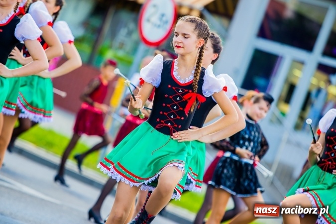Zdjęcie w galerii na portalu naszraciborz.pl: Śląsk Kraina Wielu Kultur - barwny korowód przeszedł z Rynku na raciborski zamek wiadomości z regionu