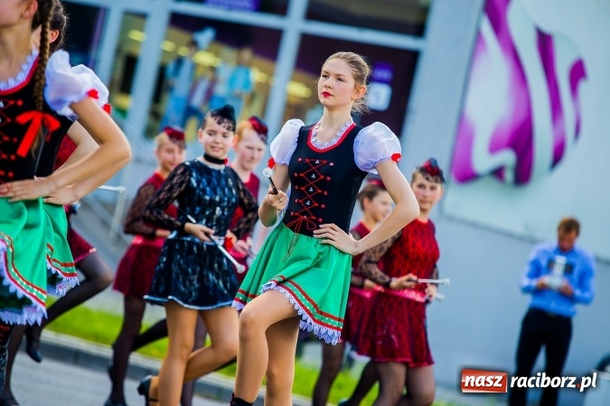 Zdjęcie w galerii na portalu naszraciborz.pl: Śląsk Kraina Wielu Kultur - barwny korowód przeszedł z Rynku na raciborski zamek wiadomości z regionu