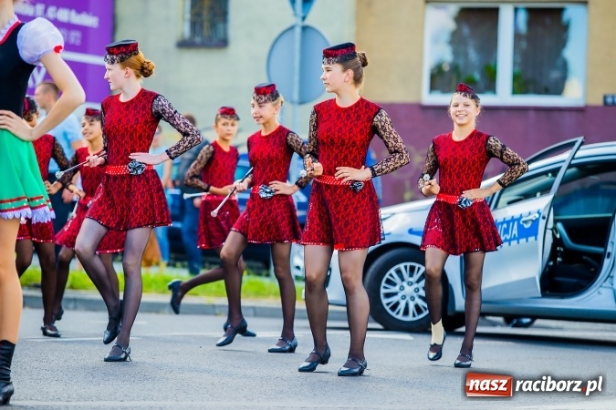 Zdjęcie w galerii na portalu naszraciborz.pl: Śląsk Kraina Wielu Kultur - barwny korowód przeszedł z Rynku na raciborski zamek wiadomości z regionu