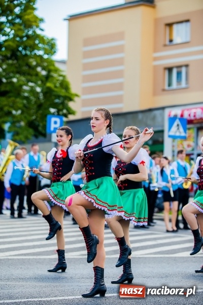 Zdjęcie w galerii na portalu naszraciborz.pl: Śląsk Kraina Wielu Kultur - barwny korowód przeszedł z Rynku na raciborski zamek wiadomości z regionu