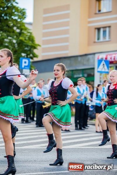 Zdjęcie w galerii na portalu naszraciborz.pl: Śląsk Kraina Wielu Kultur - barwny korowód przeszedł z Rynku na raciborski zamek wiadomości z regionu