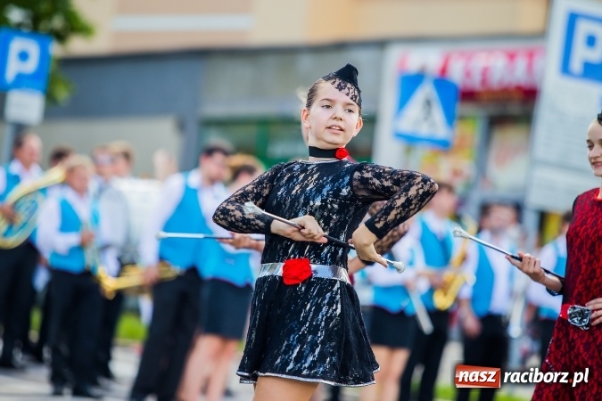 Zdjęcie w galerii na portalu naszraciborz.pl: Śląsk Kraina Wielu Kultur - barwny korowód przeszedł z Rynku na raciborski zamek wiadomości z regionu