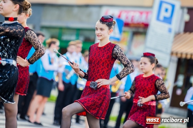 Zdjęcie w galerii na portalu naszraciborz.pl: Śląsk Kraina Wielu Kultur - barwny korowód przeszedł z Rynku na raciborski zamek wiadomości z regionu