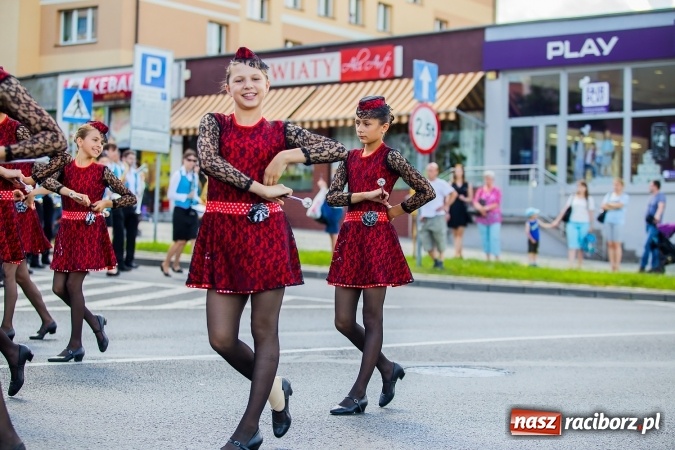 Zdjęcie w galerii na portalu naszraciborz.pl: Śląsk Kraina Wielu Kultur - barwny korowód przeszedł z Rynku na raciborski zamek wiadomości z regionu